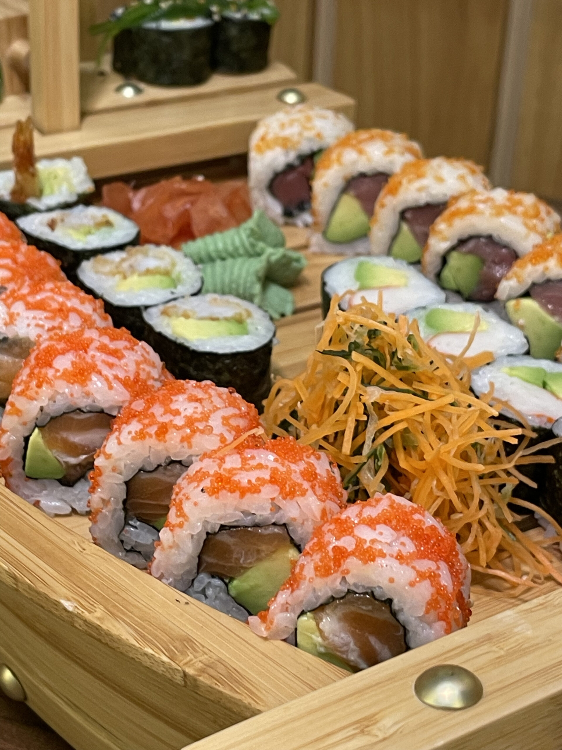 barco de sushi variado en sudoki sushi
